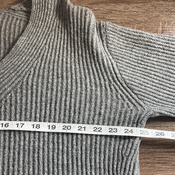 Women’s Pre Owned Madewell Medium Gray Merino Wool V Neck Sweater - Picture 6 of 9